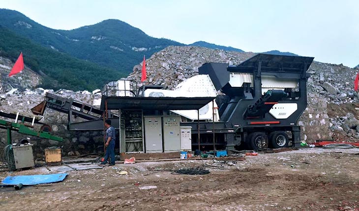 The semi-portable crusher is working on site