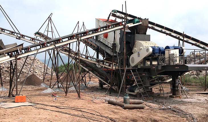 The portable hammer crusher can move flexibly